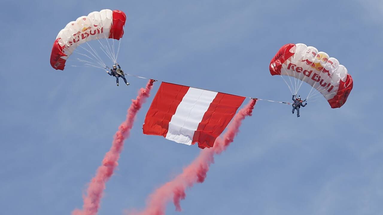 Fallschirmspringer eröffneten die Flugshow am Freitagvormittag Fallschirmspringer eröffneten die Flugshow am Freitagvormittag