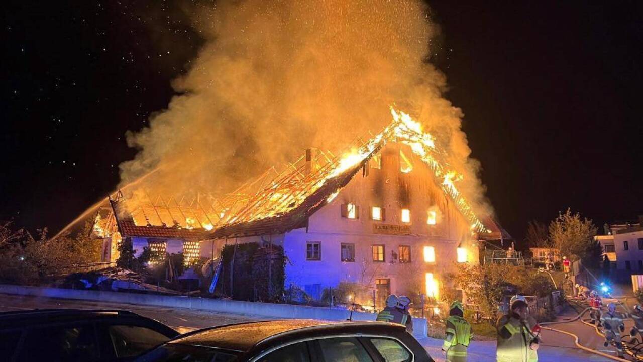 Die Flammen breiteten sich schnell aus. 