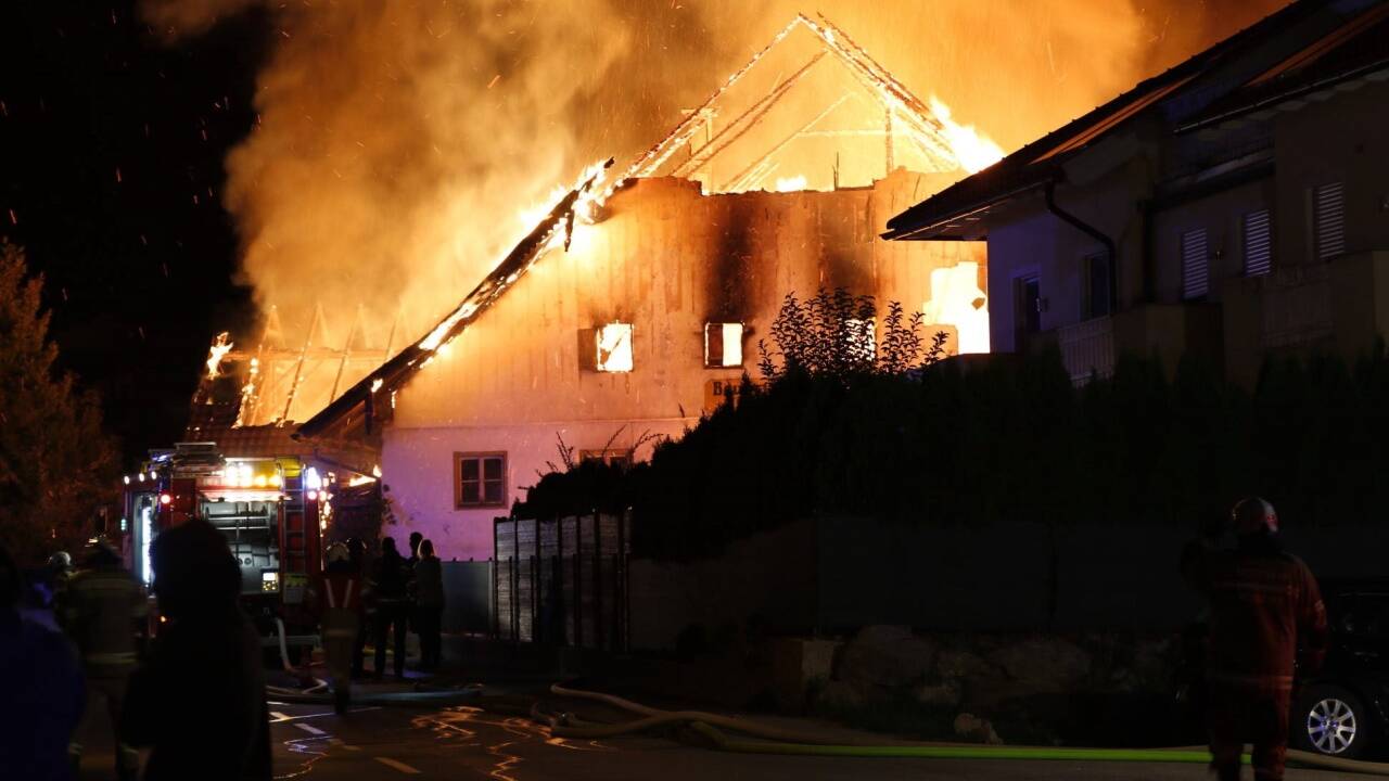 Die Flammen breiteten sich schnell aus. 