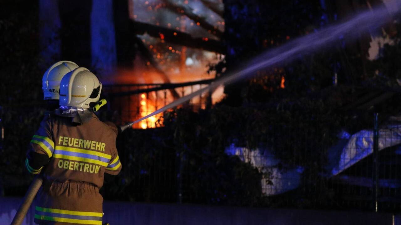 Die Flammen breiteten sich schnell aus. 