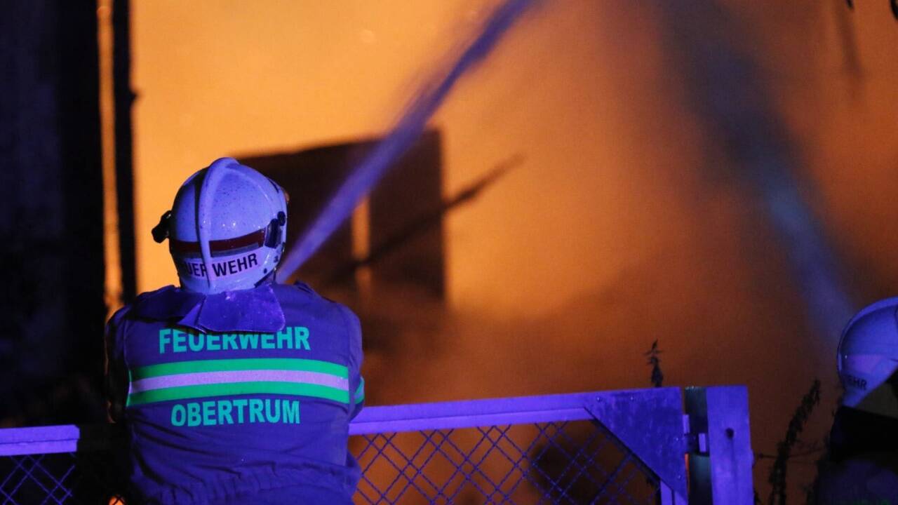 Die Flammen breiteten sich schnell aus. 