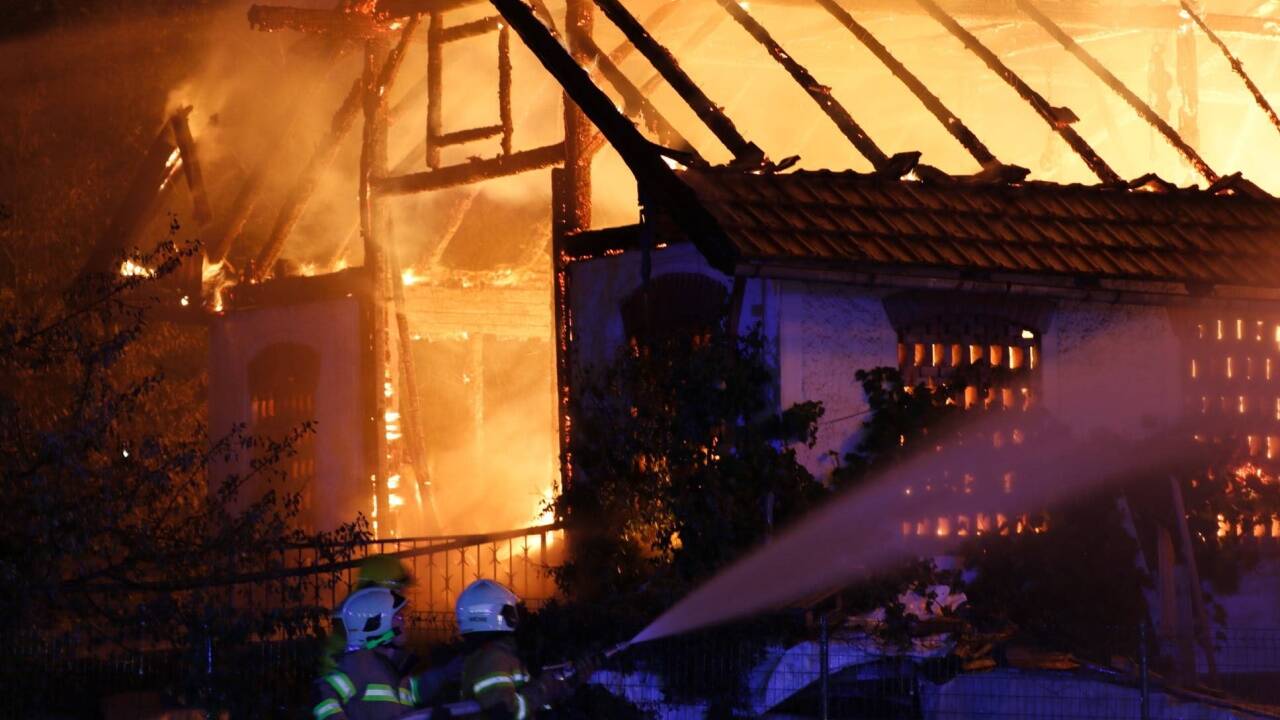 Die Flammen breiteten sich schnell aus. 
