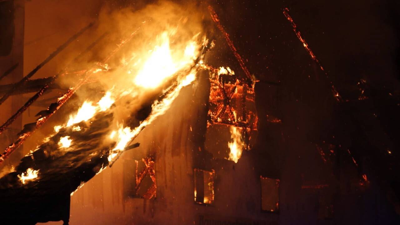 Die Flammen breiteten sich schnell aus. 