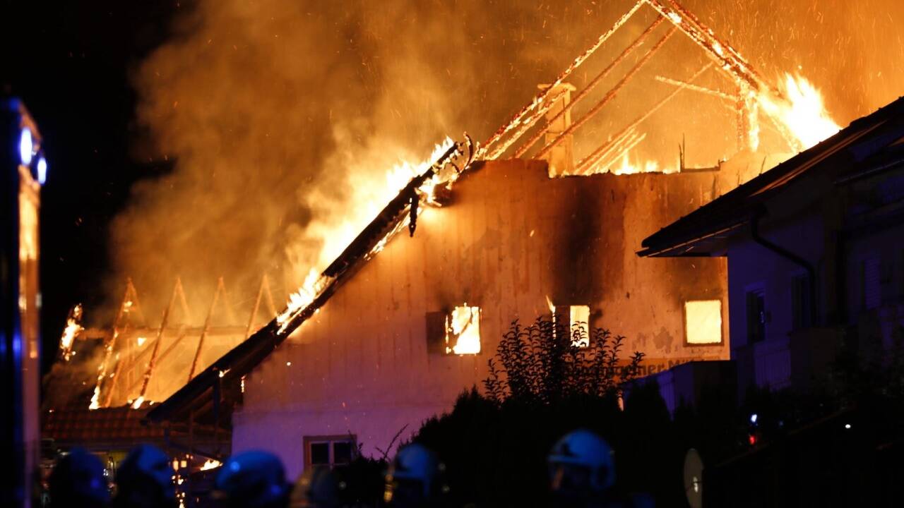 Die Flammen breiteten sich schnell aus. 
