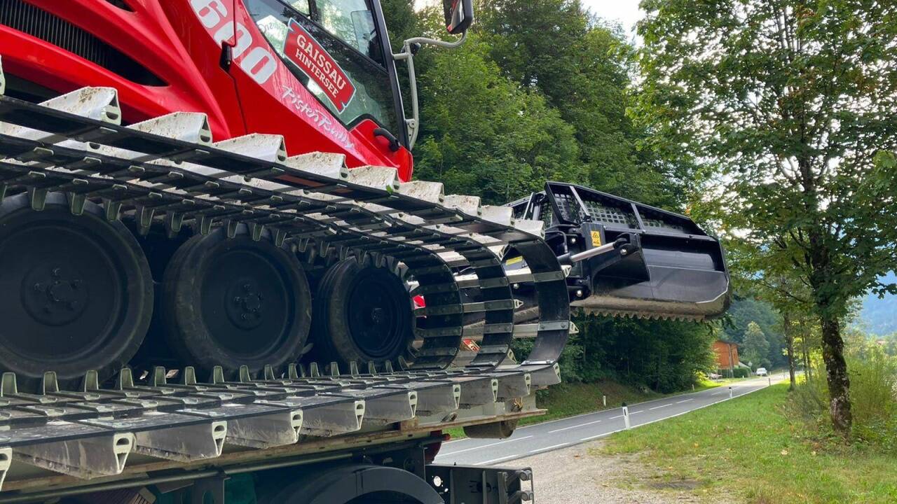Der Transporter samt Pistenraupe stand am Samstag nach wie vor an der Krispler Landesstraße. Nun muss geklärt werden, wem das Pistengerät überhaupt gehört. 