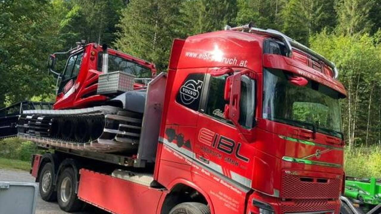 Der Transporter samt Pistenraupe stand am Samstag nach wie vor an der Krispler Landesstraße. Nun muss geklärt werden, wem das Pistengerät überhaupt gehört. 