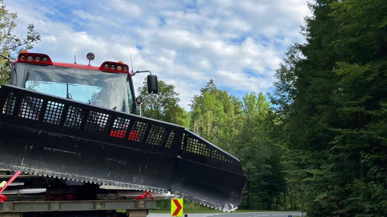 Der Transporter samt Pistenraupe stand am Samstag nach wie vor an der Krispler Landesstraße. Nun muss geklärt werden, wem das Pistengerät überhaupt gehört. 