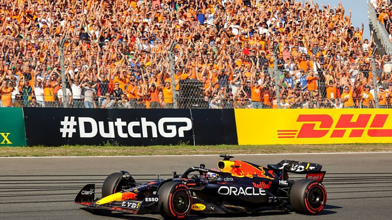 Max Verstappen vor der orangen Wand 