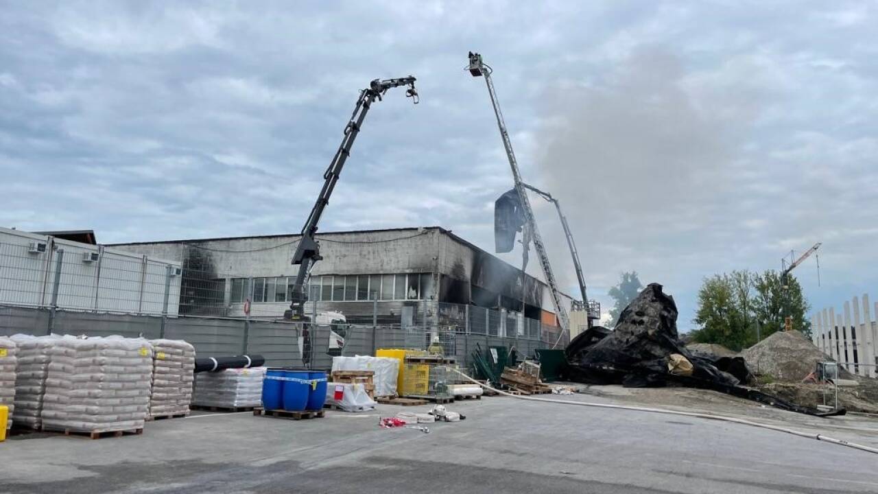 Das Dach wird gekühlt und die Blechbahnen werden Stück für Stück abgezogen. 