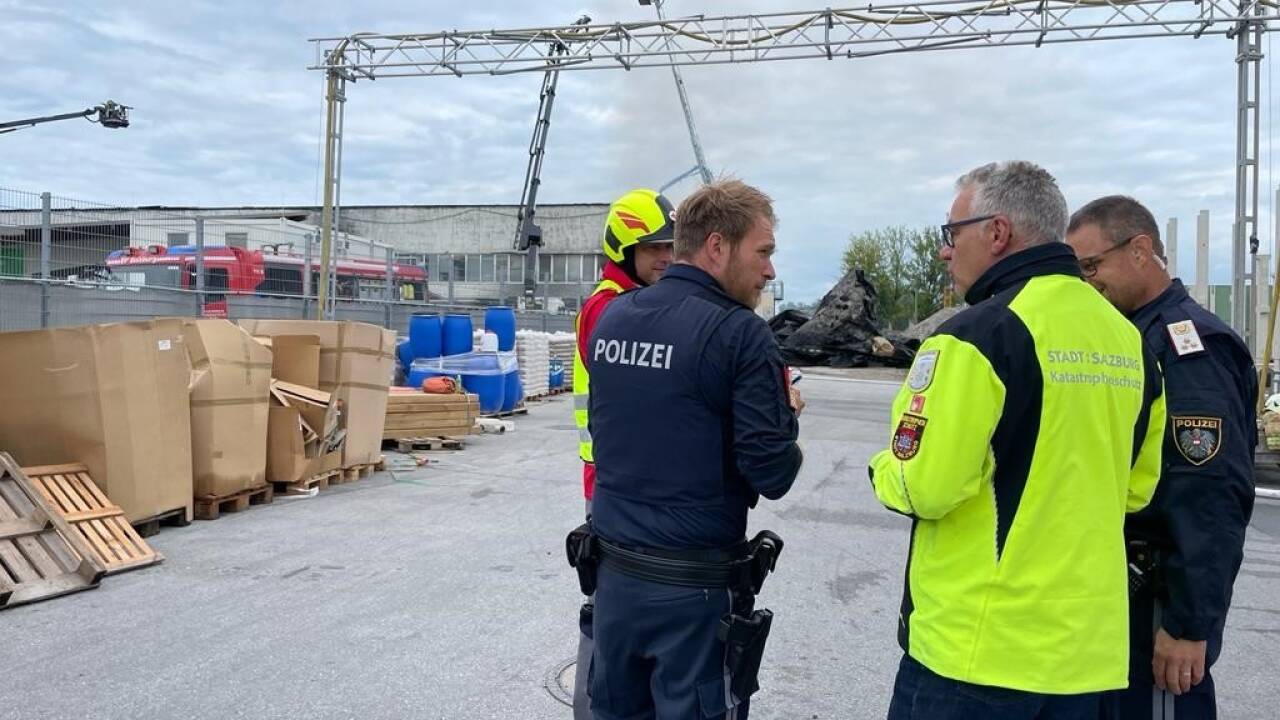 Neben der Feuerwehr sind auch Rotes Kreuz, Polizei sowie der Magistrat vor Ort.  