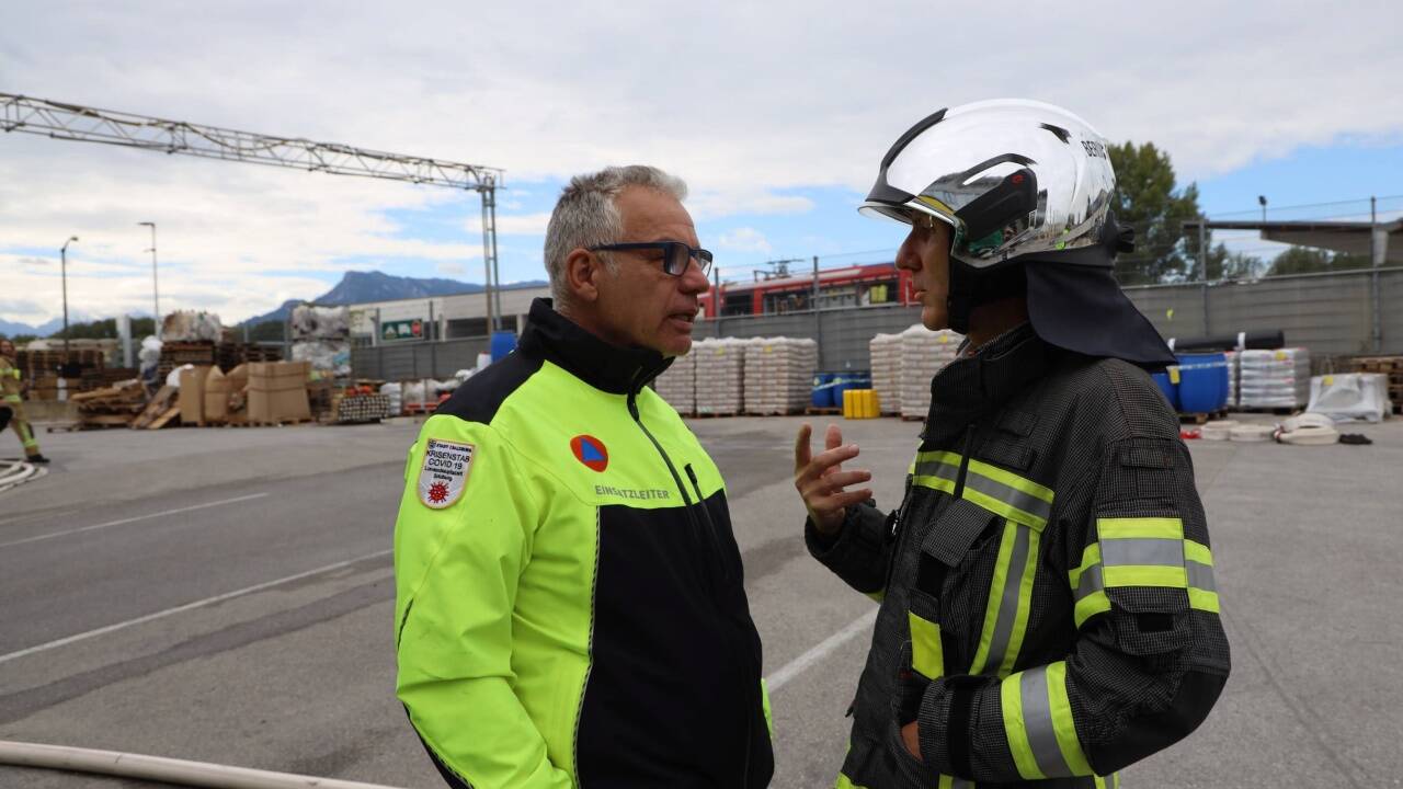 Michael Haybäck im Gespräch mit Branddirektor Reinhold Ortler. 