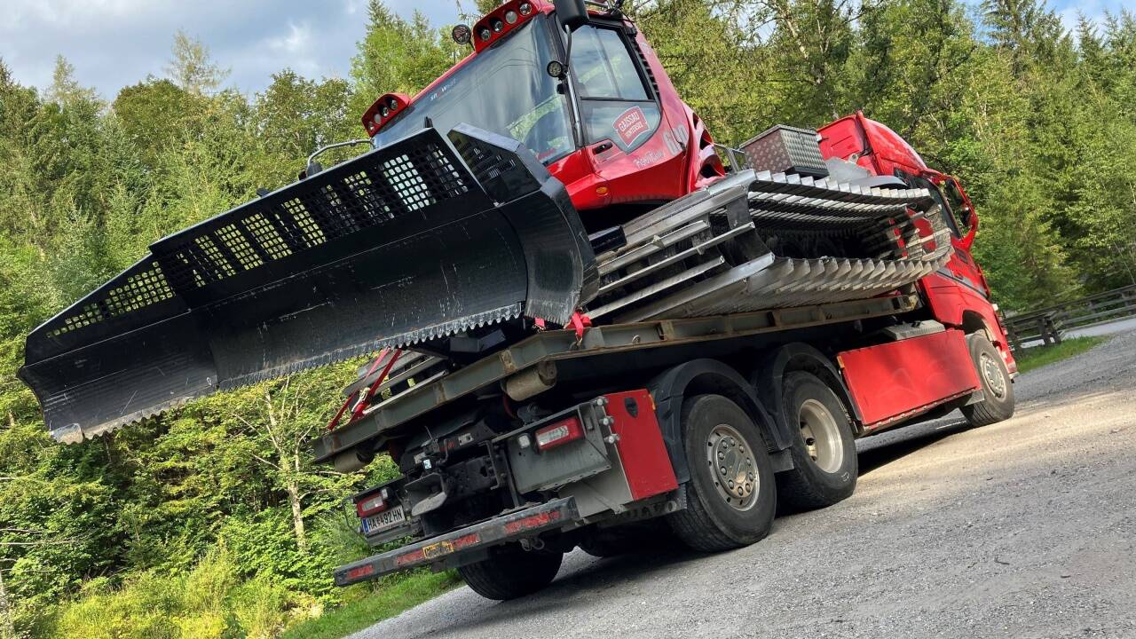 Für den zu breiten Transport der Pistenraupe dürfte es jedenfalls eine Anzeige geben, heißt es vonseiten der Polizei. 