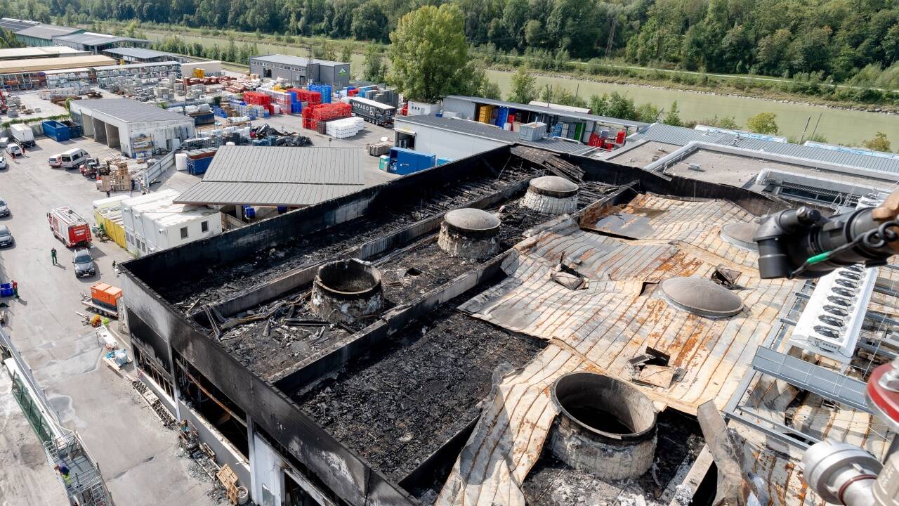 Das Dach der zerstörten Halle.  