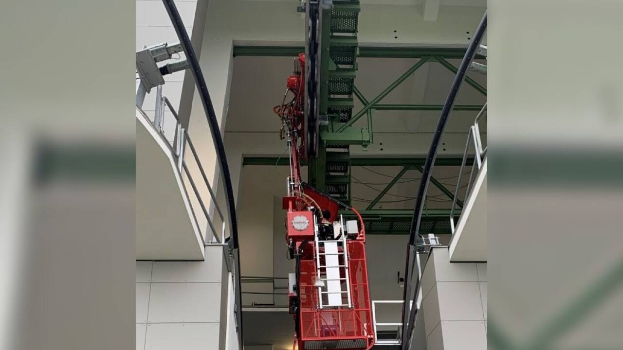 Einer der zwei neuen Bergewagen für die Bahn.  