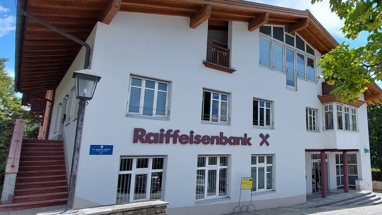1890 wurde in Taxenbach die erste Raiffeisenbank Salzburgs als „Spar- und Darlehens-Verein Taxenbach“ gegründet. 