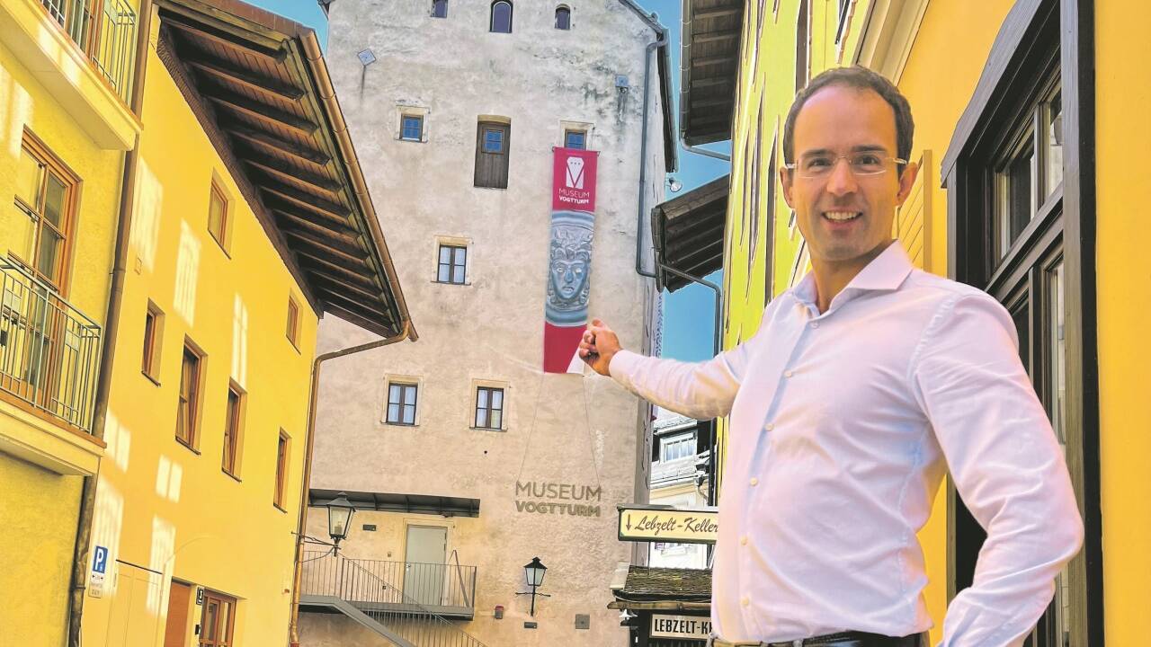 Erich Erker vor dem Museum Vogtturm. Am 14. September kann der Kustos in der neuen Residenz in der Landeshauptstadt einen von drei Salzburger Museumsschlüssseln 2022 entgegennehmen. 
