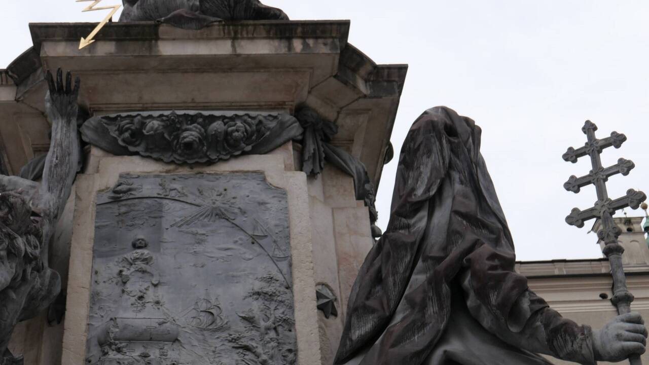 Die Relieftafel mit einem Ausschnitt des Tierkreises auf dem Sockel der Mariensäule.  