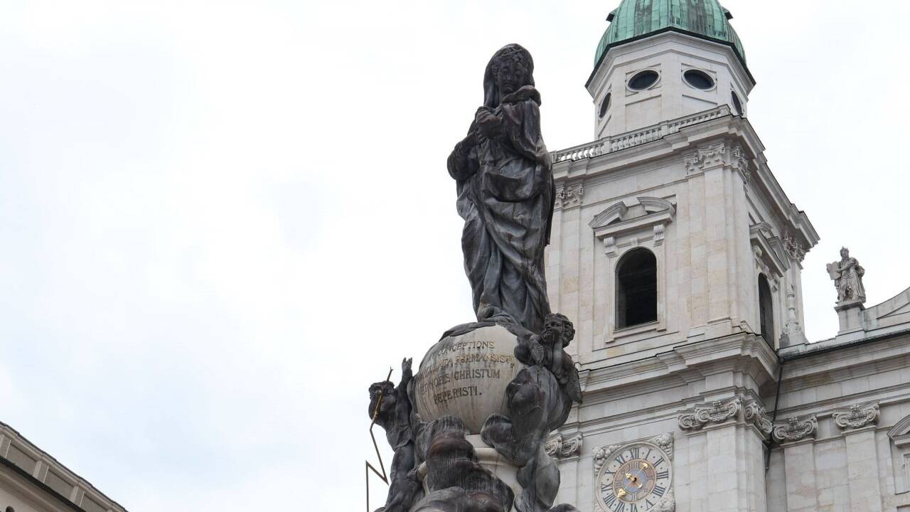Die Maria thront auf einer Weltkugel.  