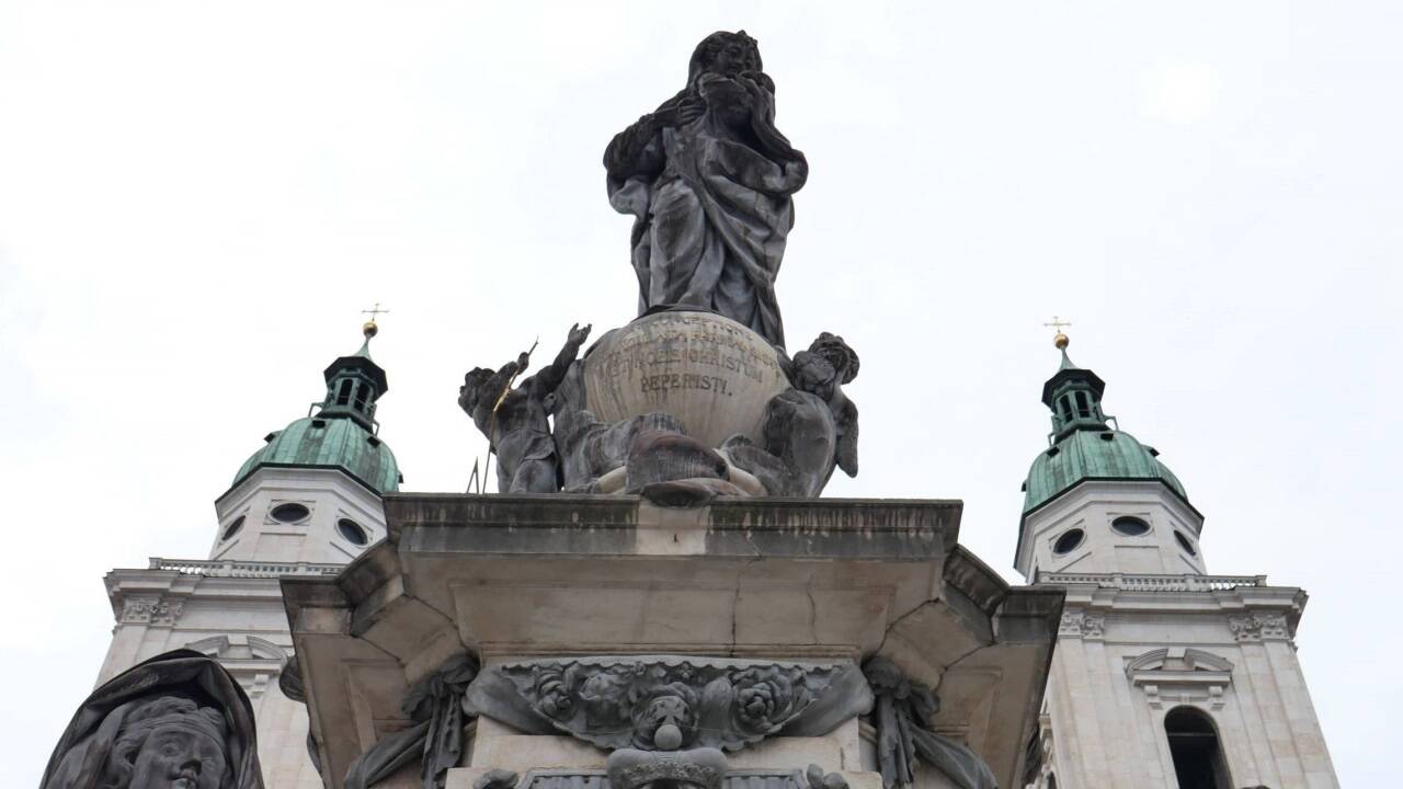 Die Maria thront auf einer Weltkugel.  