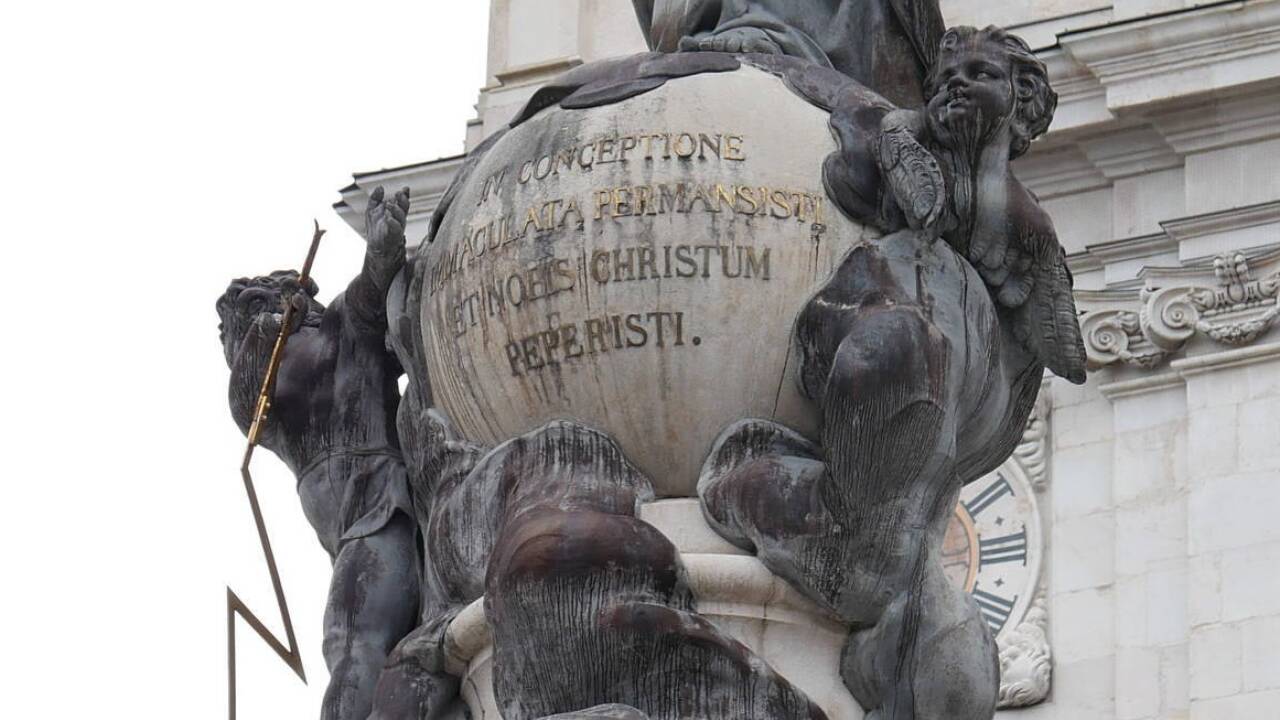 Die lateinische Inschrift verweist auf die „unbefleckte“ Gottesmutter.  