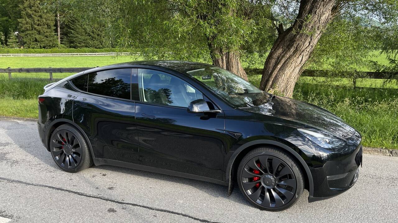 Ganz in Schwarz: die Performance-Variante des Tesla Model Y. Ganz in Schwarz: die Performance-Variante des Tesla Model Y.