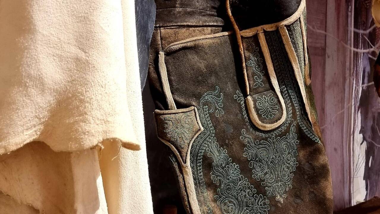 Von Leder und Lederhose aus der Sammlung Jahn-Markl haben sich Künstler inspirieren lassen.  