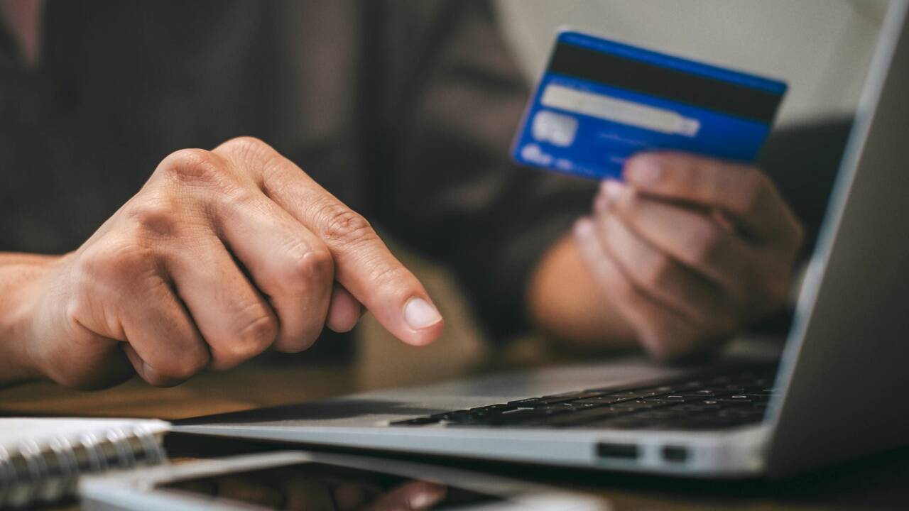 Oft reichen wenige Klicks, um in eine Online-Betrugsfalle zu tappen. 