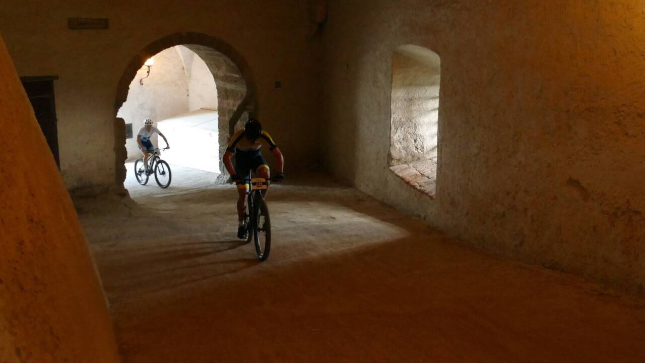 In der Schleuderpforte kurz vor dem Ziel auf der Festung.  