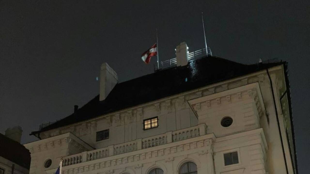 Auf der Präsidentschaftskanzlei wurde die Fahne auf Halbmast gesetzt 