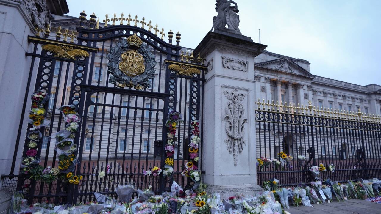 Das Blumenmeer vor dem Buckingham Palast wächst minütlich. 