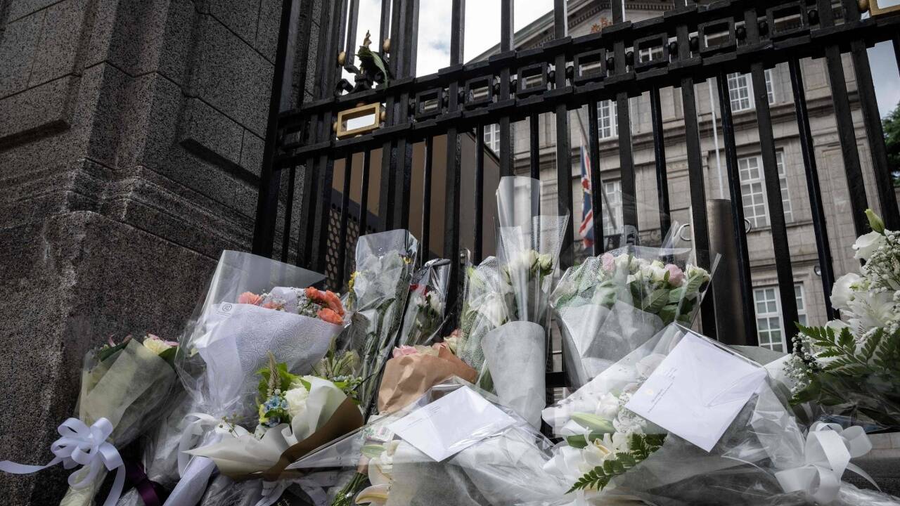 Vor der britischen Botschaft in Tokio werden Blumen zum Gedenken niedergelegt. 