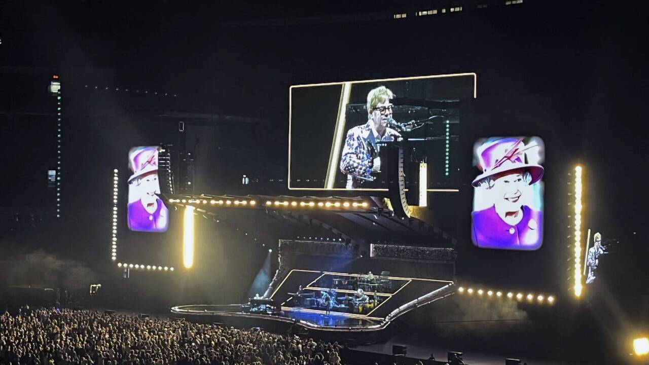 Elton John singt spontan für die Queen am Donnerstag Abend in Toronto. 