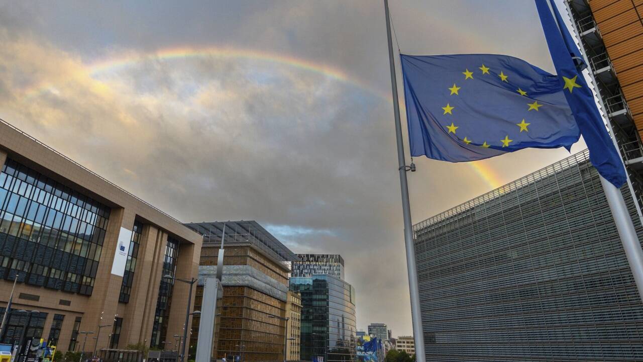 Die EU-Flagge in Brüssel auf Halbmast... 