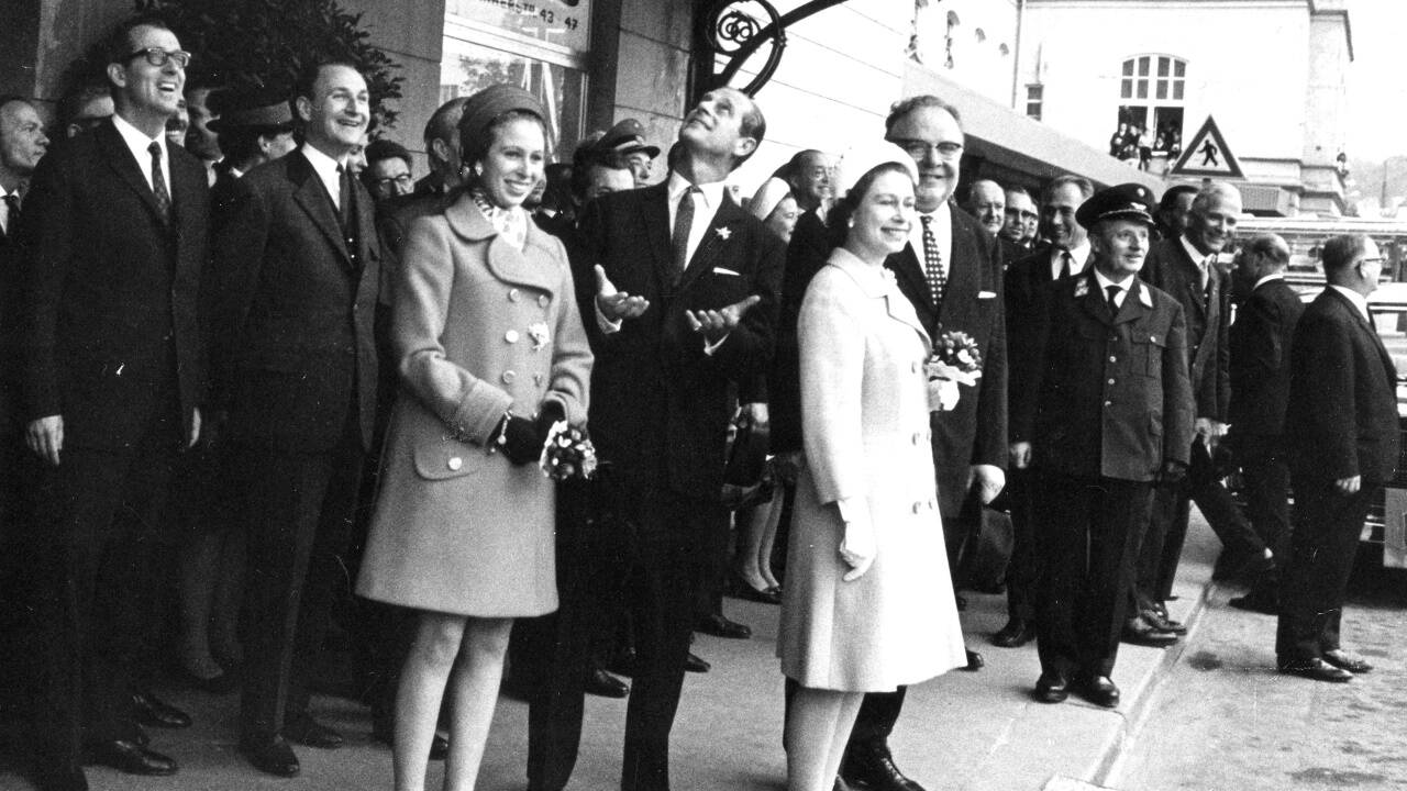 Am 8. Mai 1969 kamen die Royals am Salzburger Hauptbahnhof an. Die Queen und Prinzessin Anne blickten in die Kamera, Prinz Philip schaute nach oben. 
