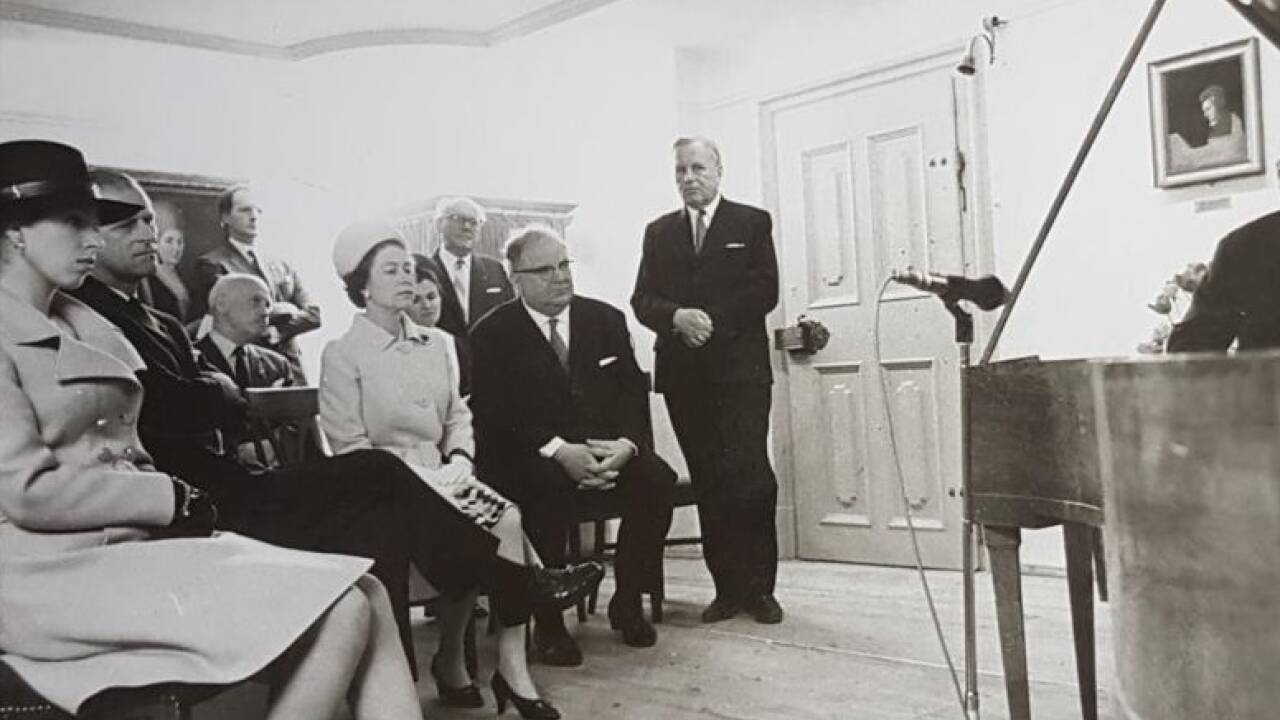 Prinzessin Anne, Prinz Philip und die Queen (v. l.) lauschten in Mozarts Geburtshaus Hans Schurich am Hammerklavier. 