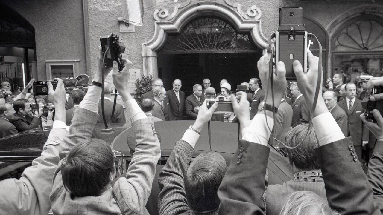 Der Besuch der Queen in Mozarts Geburtshaus lockte Scharen von Schaulustigen an.  