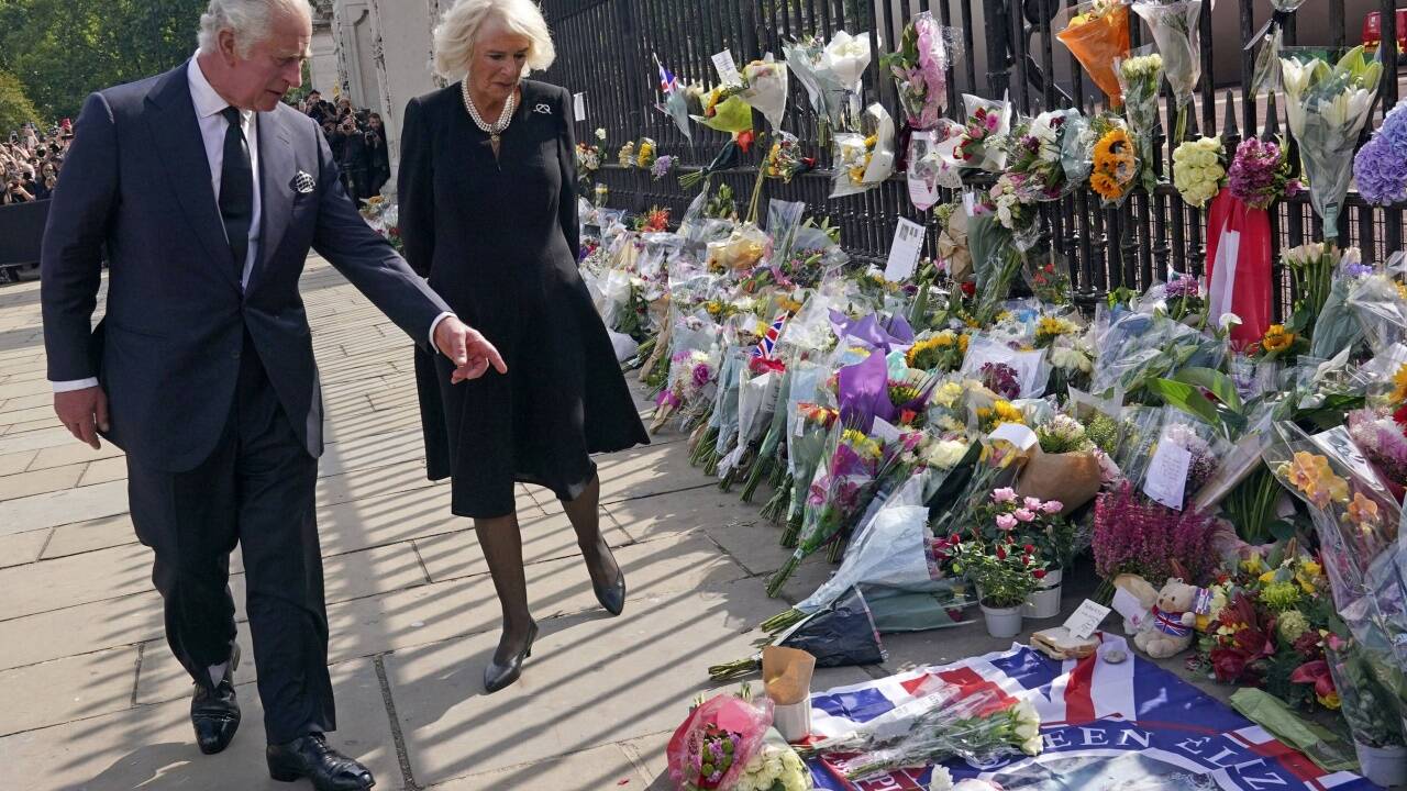 Charles III. betrachtet das Blumenmeer für seine verstorbene Mutter. 