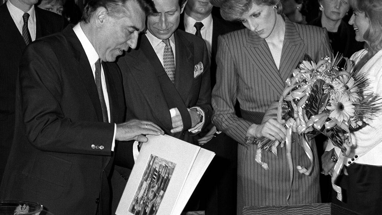 Charles und Diana tragen sich im Jahr 1986 auf Bitte des Bürgermeisters Helmut Zilk in das Gästebuch der Stadt Wien ein.  