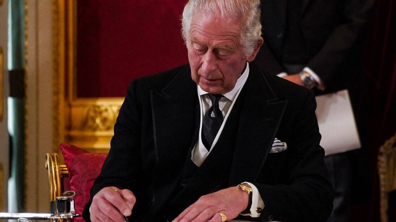 Prinz Charles bei Proklamation durch Accession Council 