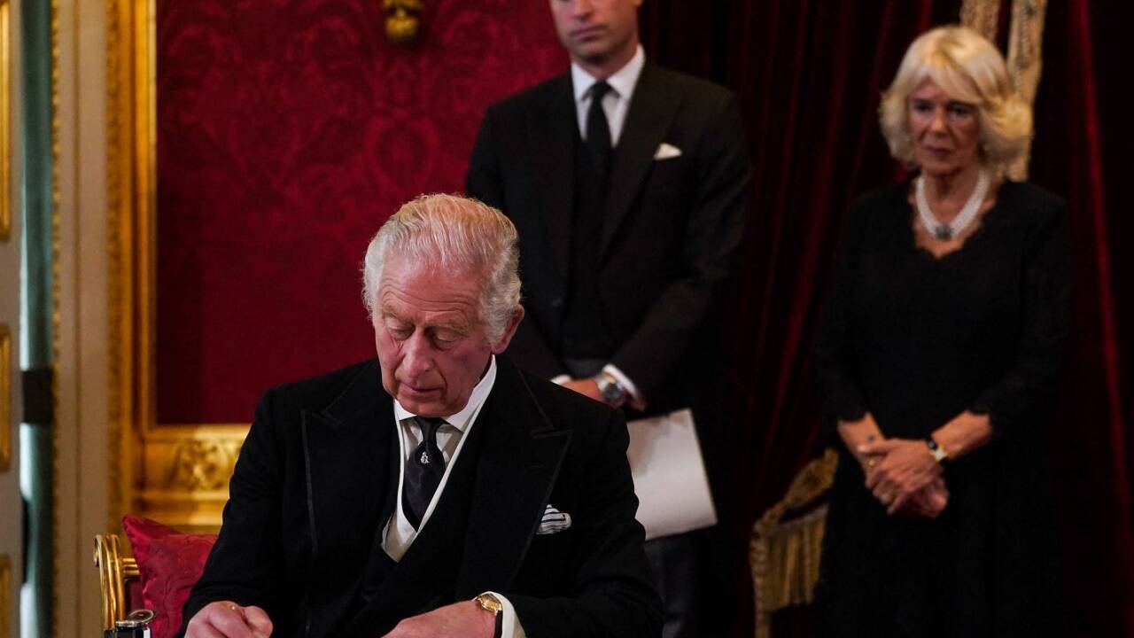 Prinz Charles bei Proklamation durch Accession Council 