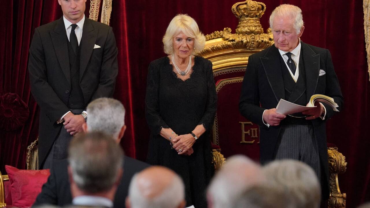 Prinz Charles bei Proklamation durch Accession Council 