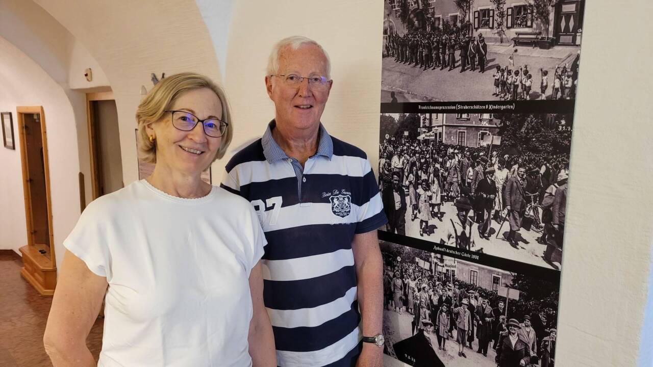 Im Hauslwirt mitten im Markt hält das Seniorchefpaar Gerlinde und Gerhard Reiter die Erinnerung an die spannenden Anfangszeiten des Fremdenverkehrs (mit Scharen von Gästen aus Berlin) hoch.  Im Hauslwirt mitten im Markt hält das Seniorchefpaar Gerlinde und Gerhard Reiter die Erinnerung an die spannenden Anfangszeiten des Fremdenverkehrs (mit Scharen von Gästen aus Berlin) hoch.