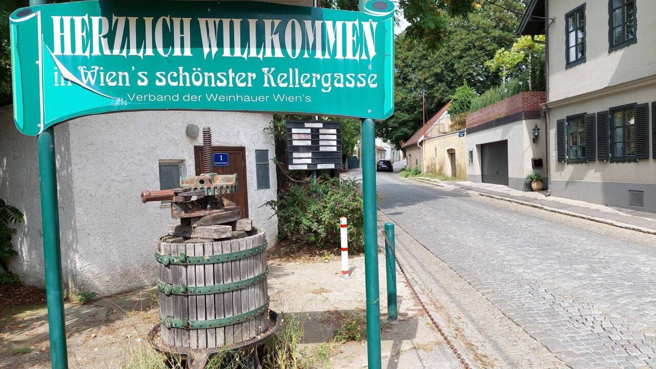 Ein Schild begrüßt in „Wien’s schönster Kellergasse“. Ein Schild begrüßt in „Wien’s schönster Kellergasse“.