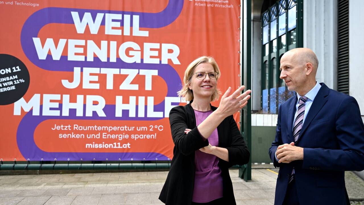 Klimaministerin Leonore Gewessler bei der Präsentation mit Wirtschaftsminister Martin Kocher. 