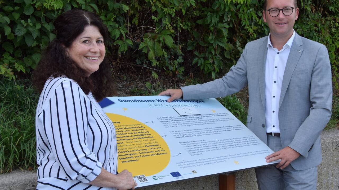 Laufens Zweite Bürgermeisterin Brigitte Rudholzer und Oberndorfs Bürgermeister Georg Djundja bei einer der acht Tafeln des Europas-Werte-Wanderwegs Laufens Zweite Bürgermeisterin Brigitte Rudholzer und Oberndorfs Bürgermeister Georg Djundja bei einer der acht Tafeln des Europas-Werte-Wanderwegs