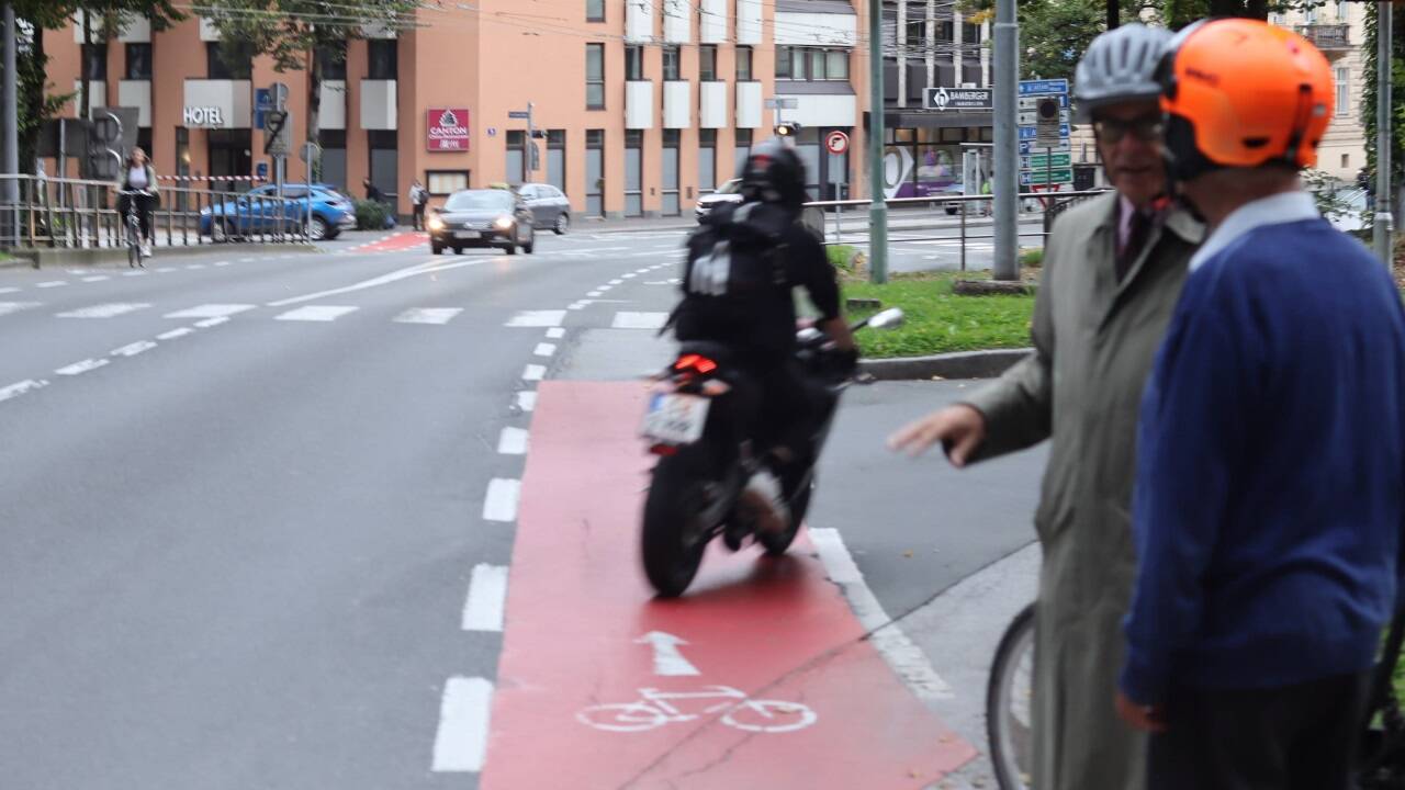 Gefährlich: Radfahrer kommen aus dem Neutor-Tunnel und stoßen auf Rechtsabbieger in die Reichenhaller Straße.  