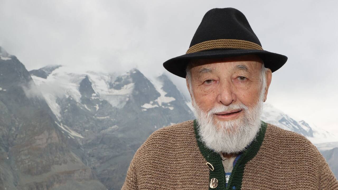 Ein Mann und seine Berge: Sepp Forcher am 15. September 2021 bei der Präsentation seines Buches vor der Kulisse des Großglockners. 