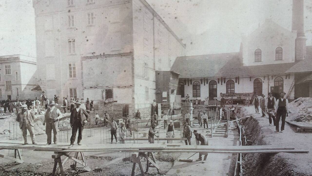 Das Foto zeigt die Errichtung des Silogebäudes 1911. 