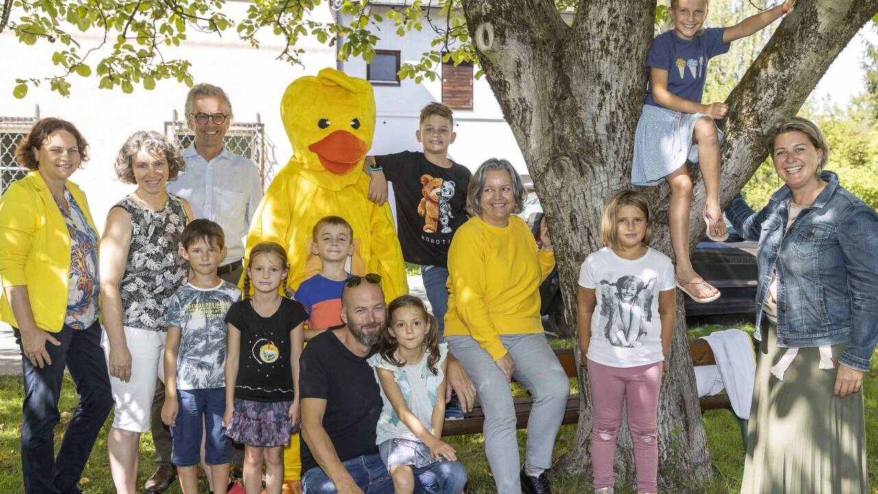 Hilfswerk-Maskottchen Fidi feierte mit den Kindern, Eltern und dem Hilfswerk-Team die Eröffnung der ersten Schulkindgruppe in Liefering. Von links: Petra Rittsteiger, Martina Reitinger-Beem (beide Hilfswerk), Gemeinderat Christoph Brandstätter, Thomas Markl, Alexandra Pirker (Hilfswerk) und Theresa Gimborn. 