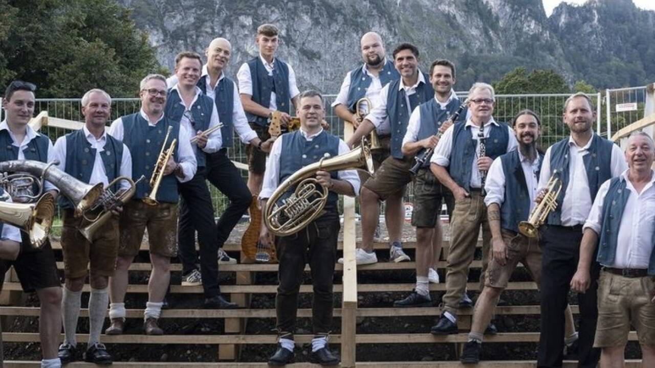 Während die Musikkapelle üblicherweise zu fünfzehnt auftritt, ist sie am Oktoberfest zu achtzehnt im Einsatz – weil die Sängerinnen und Sänger doppelt besetzt werden. In der Mitte: Walter Bankhammer. Während die Musikkapelle üblicherweise zu fünfzehnt auftritt, ist sie am Oktoberfest zu achtzehnt im Einsatz – weil die Sängerinnen und Sänger doppelt besetzt werden. In der Mitte: Walter Bankhammer.